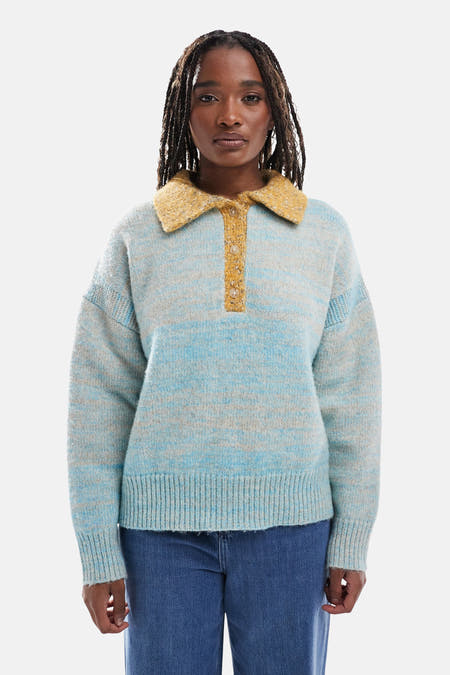 Blauwe trui van TOPSHOP met lange mouwen, kraag en knoopdetails, gecombineerd met een jeans.
