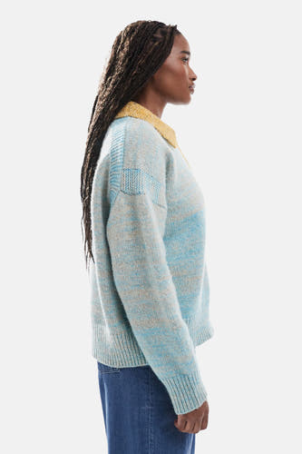 Blauwe trui van TOPSHOP met een gele kraag en lange mouwen, gedragen met een blauwe jeans.