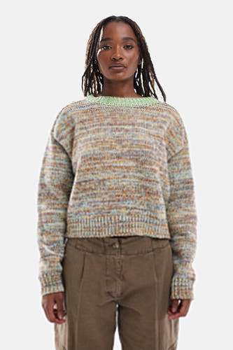 Meerkleurige trui met ronde hals van TOPSHOP, met een gemêleerd patroon en gedragen met een bruine broek.
