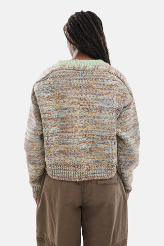 Multikleurige trui met ronde hals van TOPSHOP, met een gemêleerd breisel en gedragen over een bruine broek.
