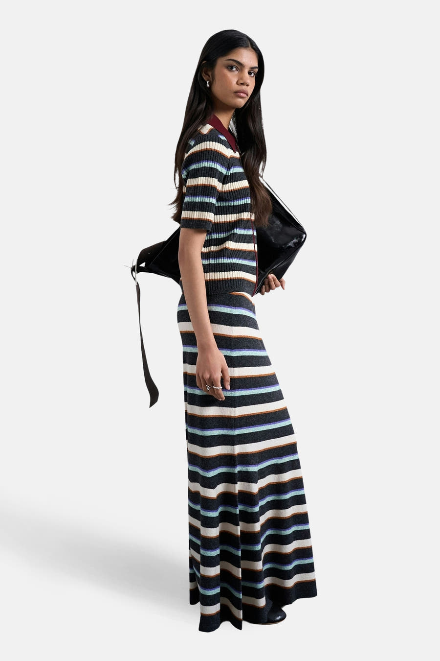 Multicolor lange rok van TOPSHOP, met horizontale strepen in verschillende tinten, inclusief een zwarte handtas.
