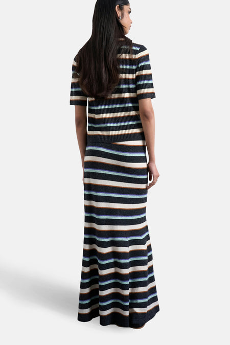 Lange, veelkleurige rok van TOPSHOP, met horizontale strepen en een uitlopende zoom.
