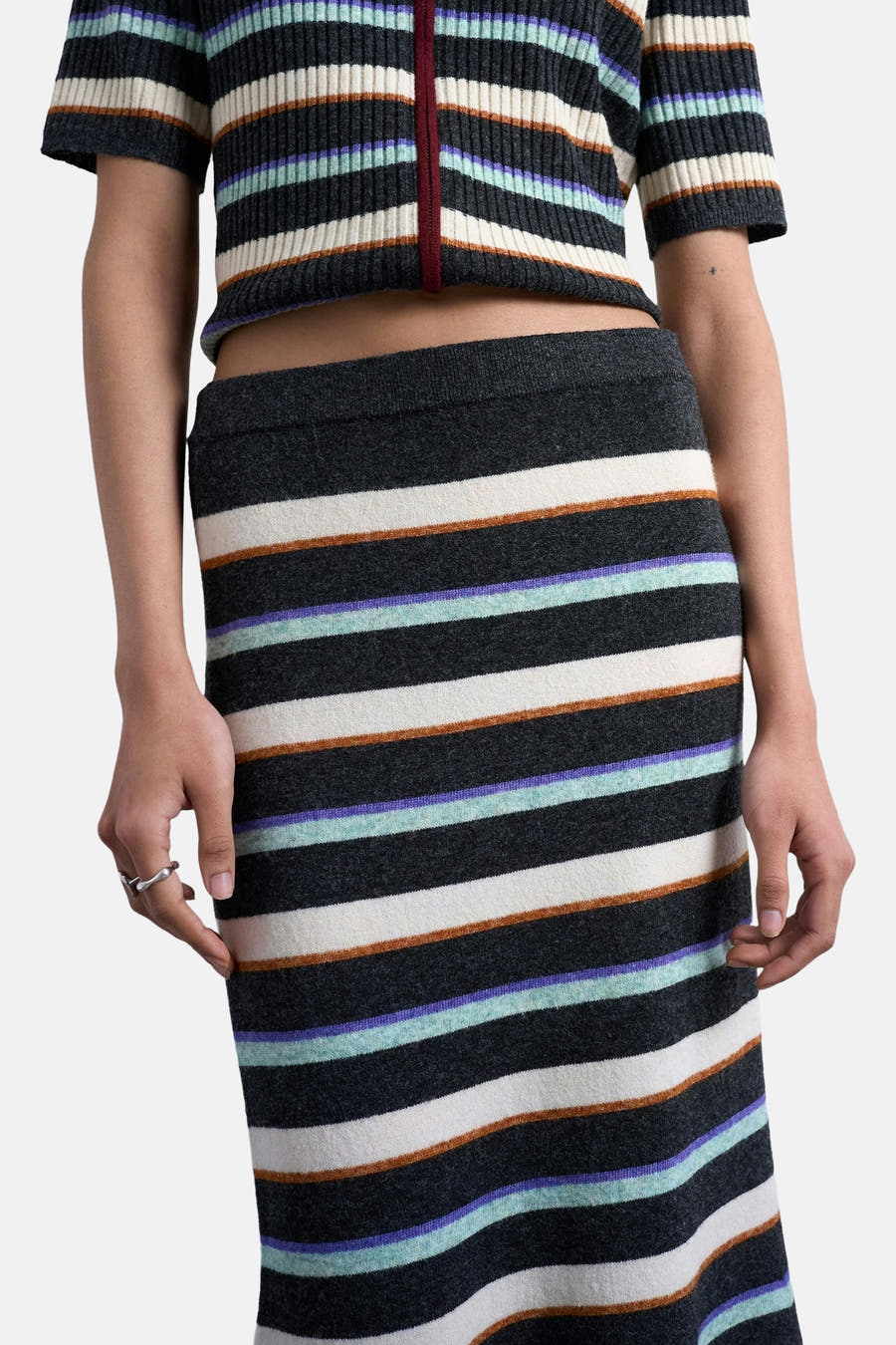 Lange rok multicolor van TOPSHOP, met horizontale strepen in grijs, wit, bruin en paars.