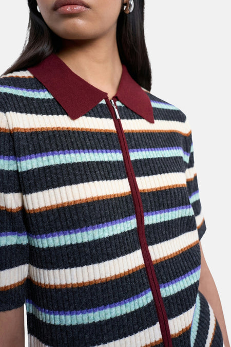 Gestreept, gebreid poloshirt met bordeauxrode kraag en rits.