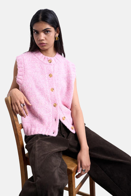 Roze mouwloze debardeur van TOPSHOP, met knoopsluiting, gedragen met bruine corduroy broek.
