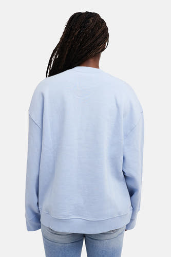Blauwe sweater met ronde hals van TOPSHOP, gezien vanaf de achterkant met gevlochten haar.