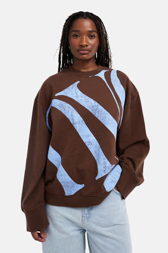 Gilet marron avec col rond de TOPSHOP, vu de l'arrière, associé à un jean bleu clair.