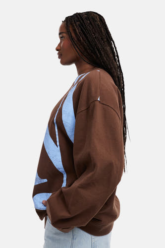 Gilet marron de TOPSHOP, avec un motif graphique bleu, des manches longues et un col rond, en vue latérale.