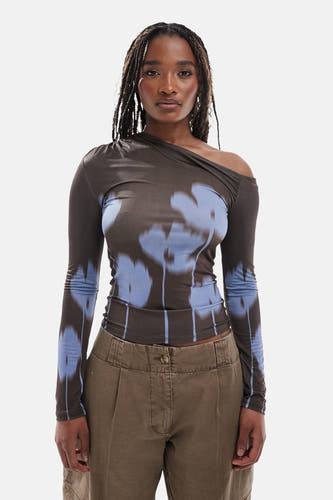 T-shirt marron à manches longues de TOPSHOP, avec un imprimé floral bleu et porté avec un pantalon kaki.