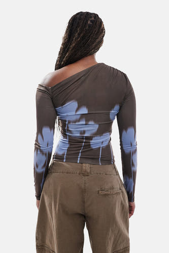 T-shirt marron à manches longues de TOPSHOP, avec un motif graphique bleu, porté avec un pantalon kaki.