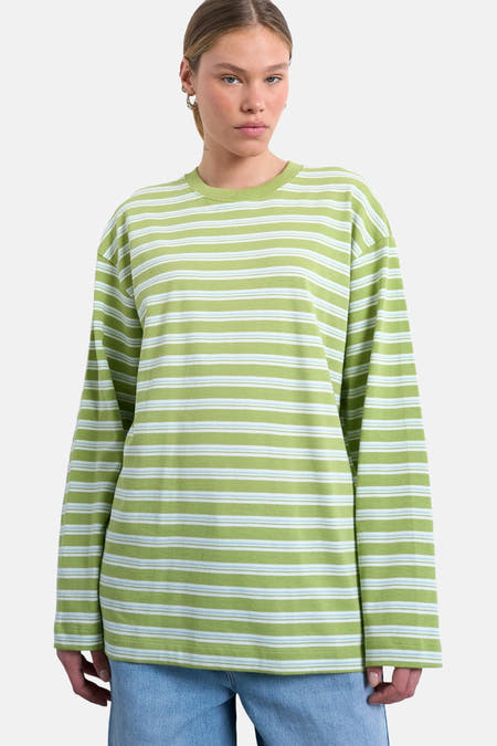 Groen T-shirt met lange mouwen van TOPSHOP, met een gestreept patroon en gedragen met een jeans.
