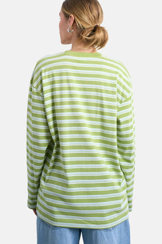 Groene T-shirt met lange mouwen van TOPSHOP, met horizontale strepen en ronde hals aan de achterkant.

