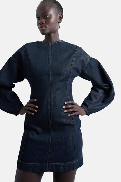 Donkerblauw denim kleedje met lange mouwen van TOPSHOP, met een aansluitende pasvorm en stiksels aan de voorkant.
