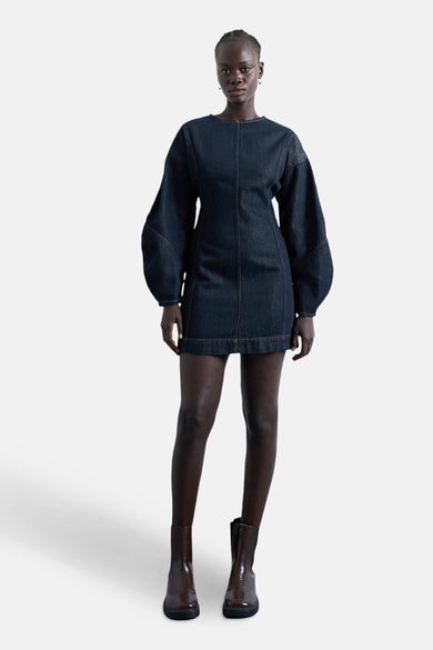 Denim kleedje met lange mouwen - donkerblauw van TOPSHOP, met pofmouwen en bruine laarsjes.
