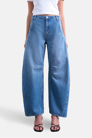Jean special fit mid blue denim de TOPSHOP, vu de derrière, avec des poches et des boutons cousus.