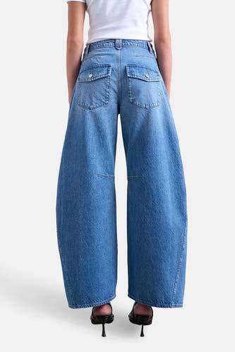 Jeans special fit mid blue denim van TOPSHOP, gezien van achteren, met opgestikte zakken en hakken.
