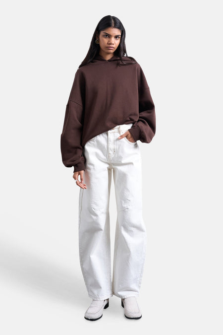 Jeans blanc coupe spéciale de TOPSHOP, avec jambes larges et un sweat à capuche marron.