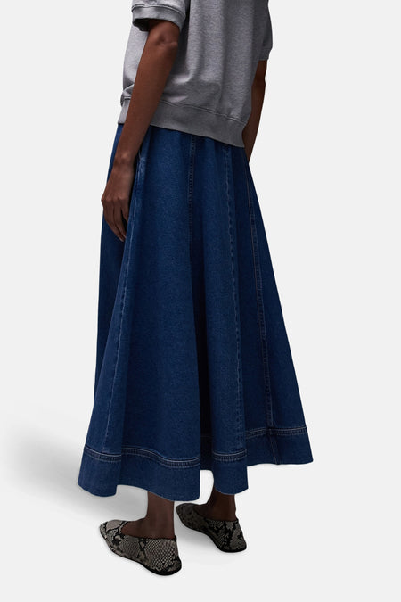 Jupe longue en jean bleu moyen de TOPSHOP avec coupe ample et coutures, associée à un t-shirt gris et des chaussures à imprimé serpent.