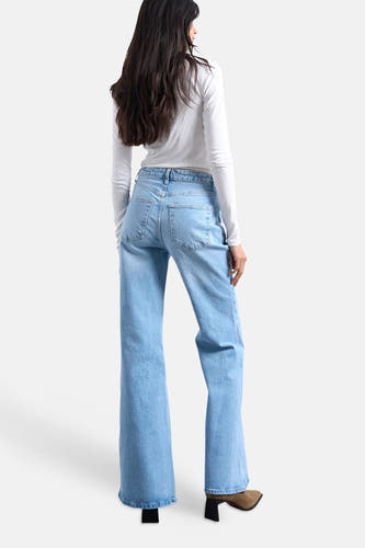 Jeans flared van lichtblauw denim de TOPSHOP, gezien van achteren, met uitlopende pijpen.
