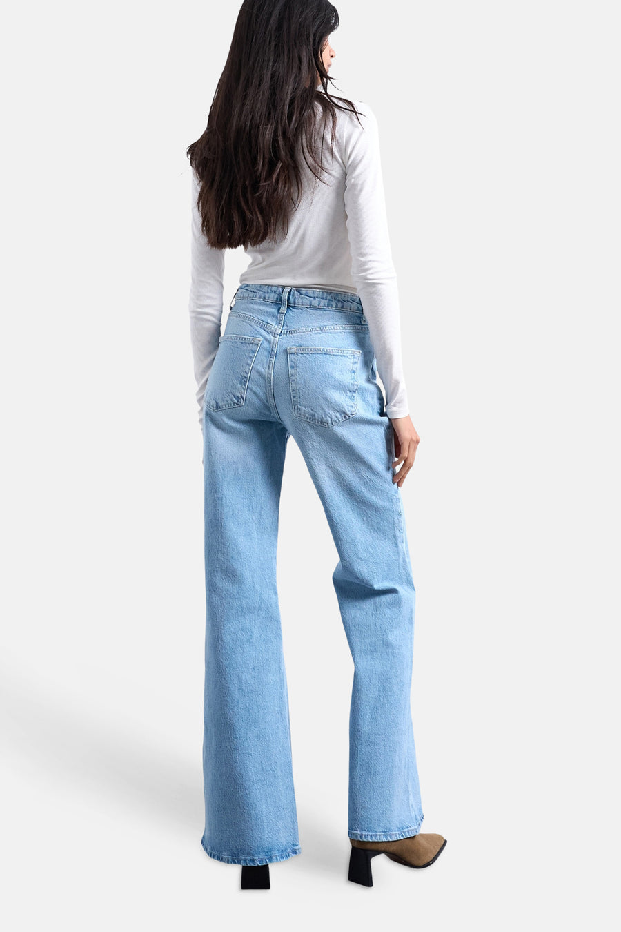 Jeans flared van lichtblauw denim de TOPSHOP, gezien van achteren, met uitlopende pijpen.