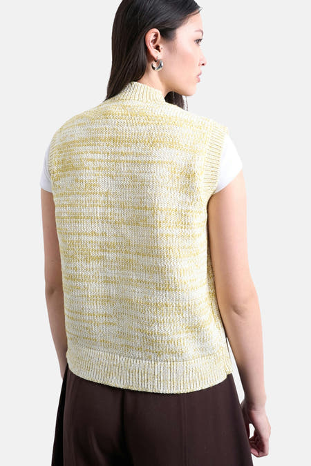 Gele debardeur van TOPSHOP, met een gemêleerd patroon en ribgebreide zoom, gedragen over een wit shirt.