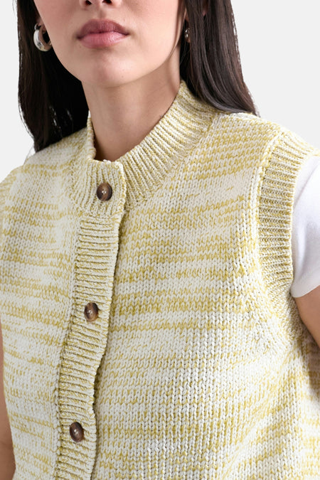 Geel gebreid vest van TOPSHOP, met knoopsluiting en fijne horizontale strepen.