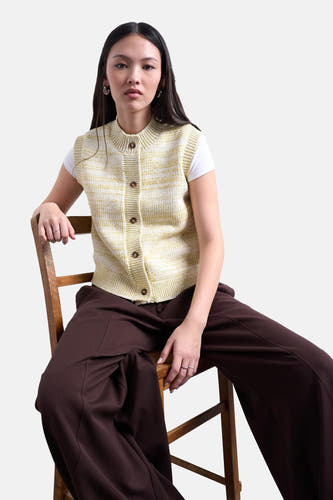 Débardeur jaune TOPSHOP à motif rayé, porté sur une chemise blanche et un pantalon marron.