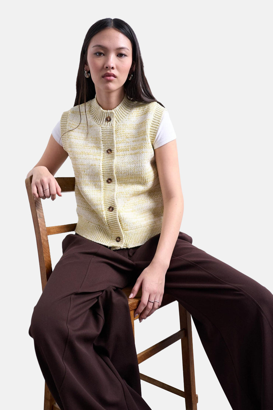 Débardeur jaune TOPSHOP à motif rayé, porté sur une chemise blanche et un pantalon marron.