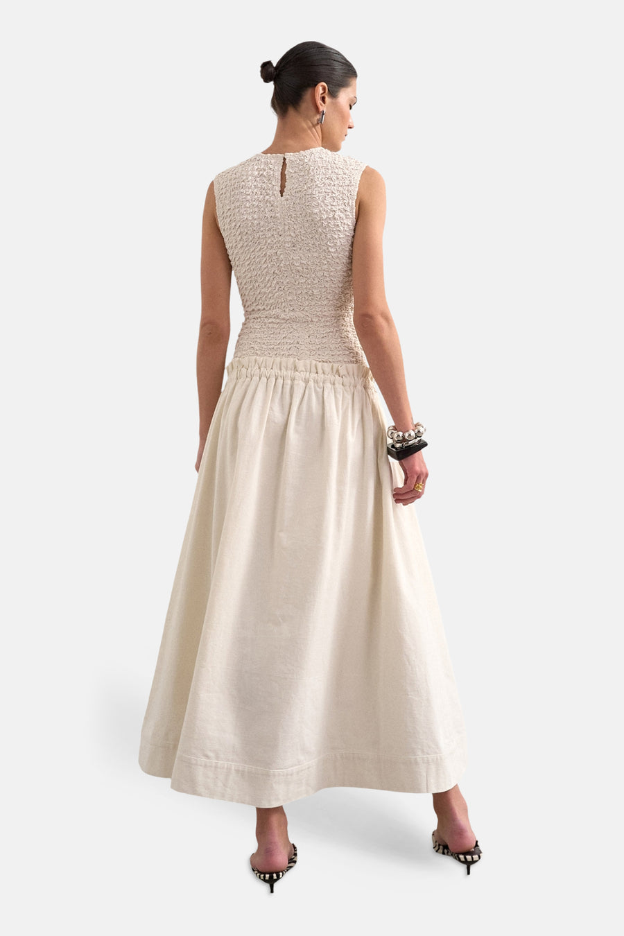 Robe écru à manches courtes de TOPSHOP, avec un haut texturé et une longue jupe ample.