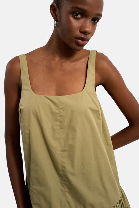 Groene mouwloze kleedje van TOPSHOP, met vierkante halslijn en subtiele plooien aan de onderkant.