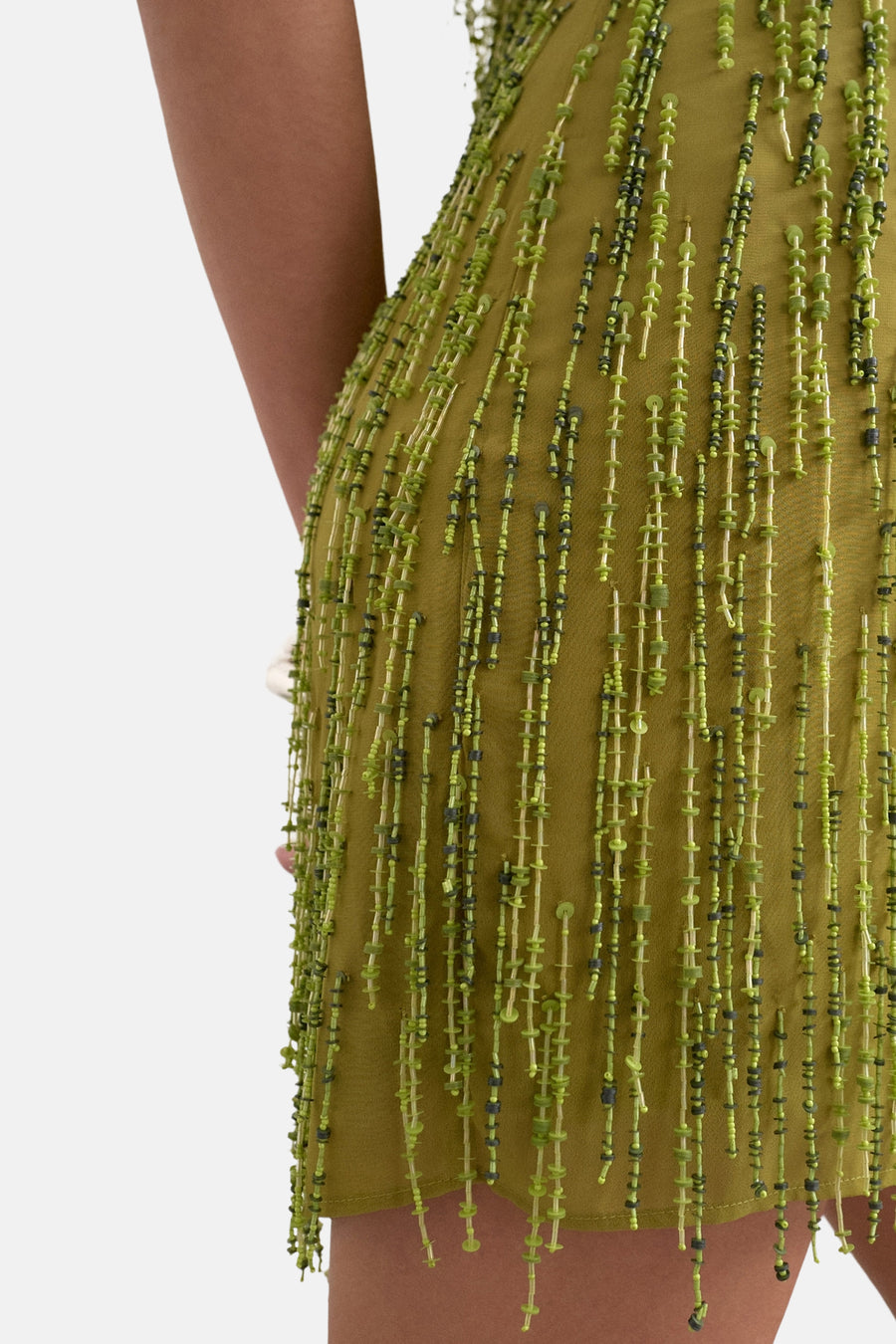 Groene mouwloze kleedje van TOPSHOP, met groene en zwarte kralen in verticale lijnen.
