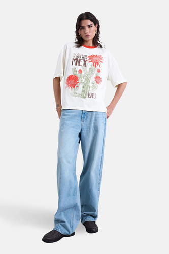 T-shirt écru à manches courtes de TOPSHOP, avec imprimé cactus et fleurs et jean bleu large.