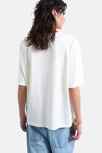 T-shirt écru à manches courtes de TOPSHOP, vu de dos, avec col rouge et bracelets dorés.
