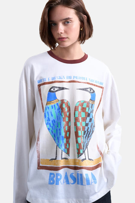 Wit T-shirt met lange mouwen van TOPSHOP, met een opvallende grafische print van twee vogels en "Brasília".
