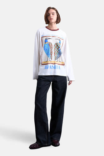 Wit T-shirt met lange mouwen van TOPSHOP, met kleurrijke vogelprint en gedragen met donkere jeans en bruine loafers.