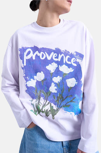 Paars T-shirt met lange mouwen van TOPSHOP, met "Provence" en witte bloemen op een blauwe achtergrond.