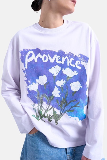Paars T-shirt met lange mouwen van TOPSHOP, met "Provence" en witte bloemen op een blauwe achtergrond.