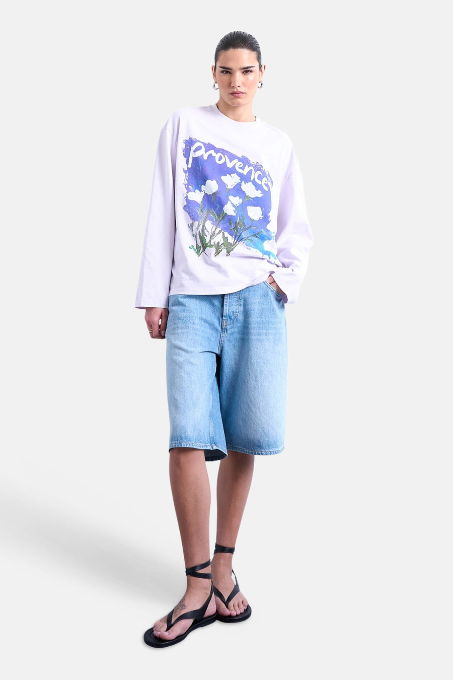Paars T-shirt met lange mouwen van TOPSHOP, met een bloemenafbeelding en gedragen met denim shorts en zwarte sandalen.
