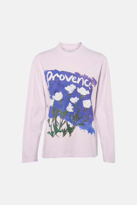T-shirt à manches longues violet de TOPSHOP, avec un imprimé graphique de fleurs et le texte "provence", combiné avec un short en jean.