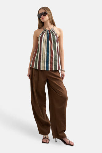 Multicolor gestreepte halterneck blouse van TOPSHOP, gecombineerd met bruine wijde broek.