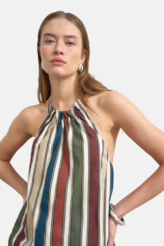Multicolor gestreepte blouse van TOPSHOP met halternek en geplooide halslijn, gedragen door model.