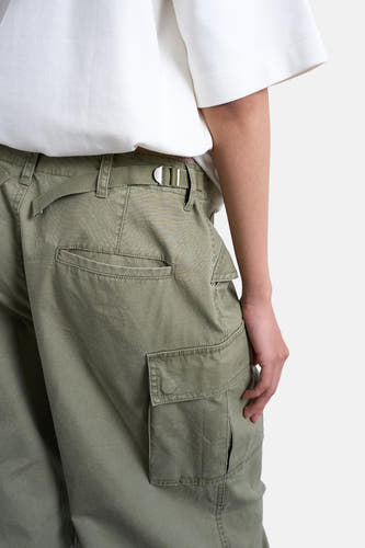 Groene cargobroek van TOPSHOP, met een bijpassende riem en een zichtbare zak op de zijkant.