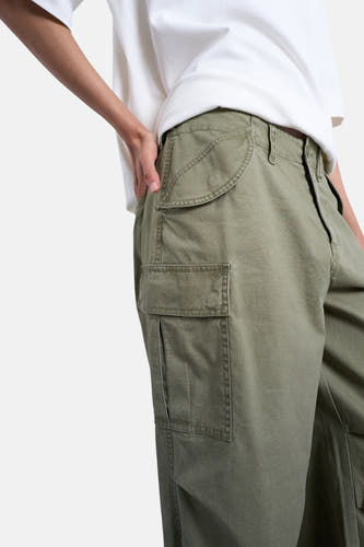 Groene cargobroek van TOPSHOP, met opgestikte zakken en een losse pasvorm, gedragen met een wit T-shirt.
