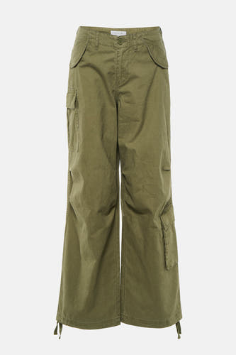 Groene cargobroek van TOPSHOP, met zakken op de pijpen en details bij de zoom.
