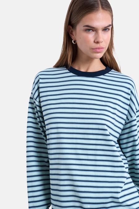 T-shirt multicolore à manches longues TOPSHOP, à rayures horizontales, porté avec un jean bleu.