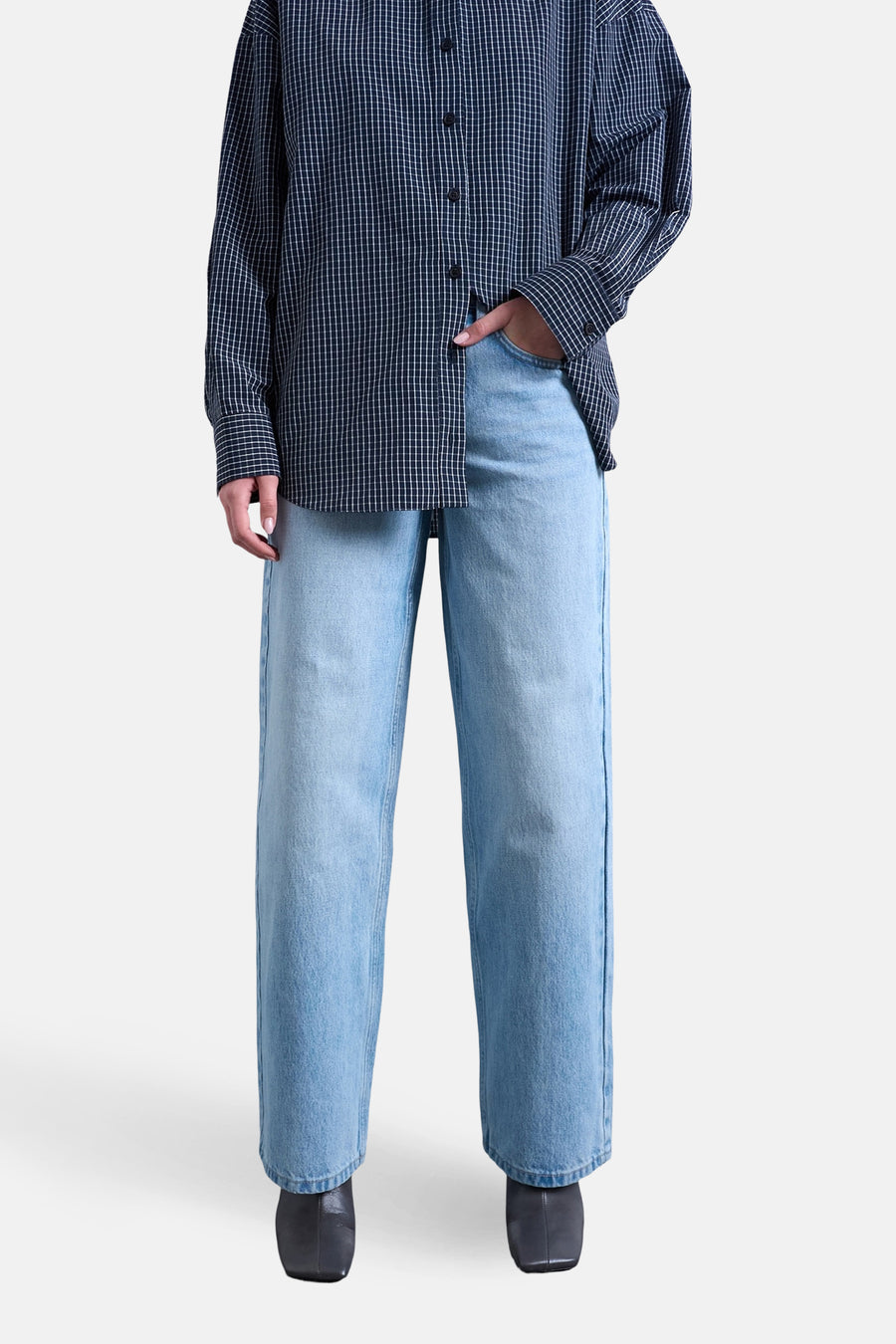 Wijde jeans van lichtblauw denim van TOPSHOP, met een relaxte pasvorm en subtiele wassing.