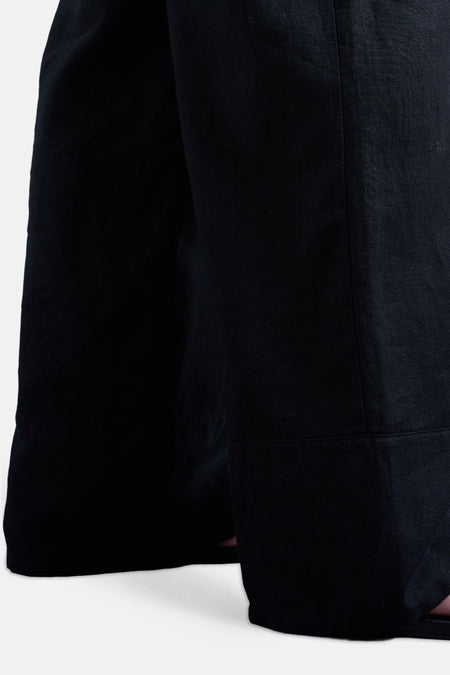 Zwarte broek van TOPSHOP, met wijde pijpen en een omslag bij de zoom.
