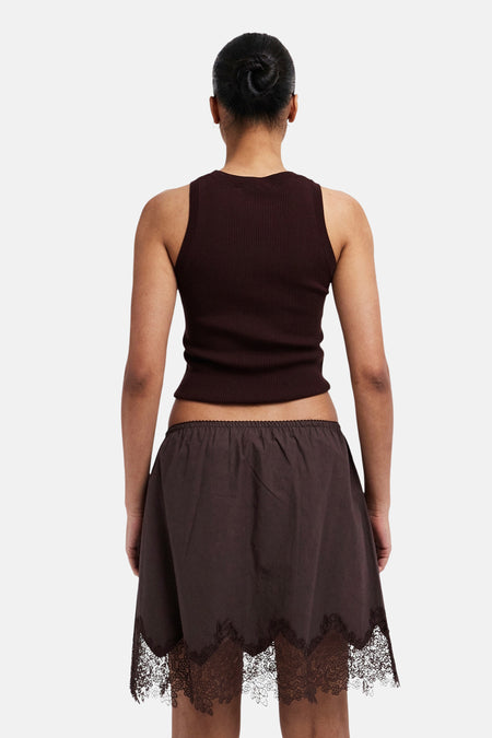 Jupe courte marron de TOPSHOP, avec des détails en dentelle sur le bas.