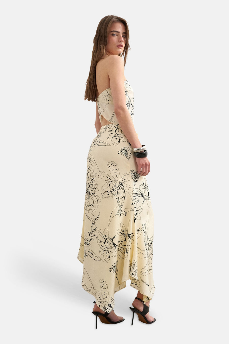 Ecru lange rok van TOPSHOP, met een opvallende bloemenprint en een asymmetrische zoom.