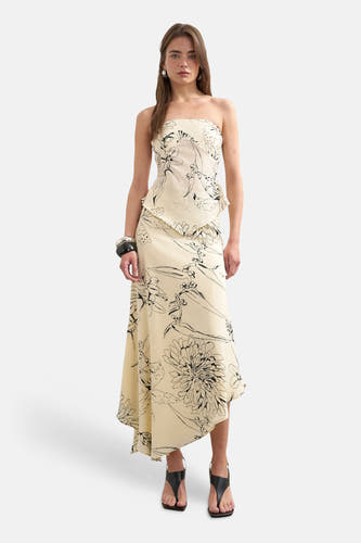Ecru lange rok van TOPSHOP, met een zwart bloemenpatroon en een asymmetrische zoom.
